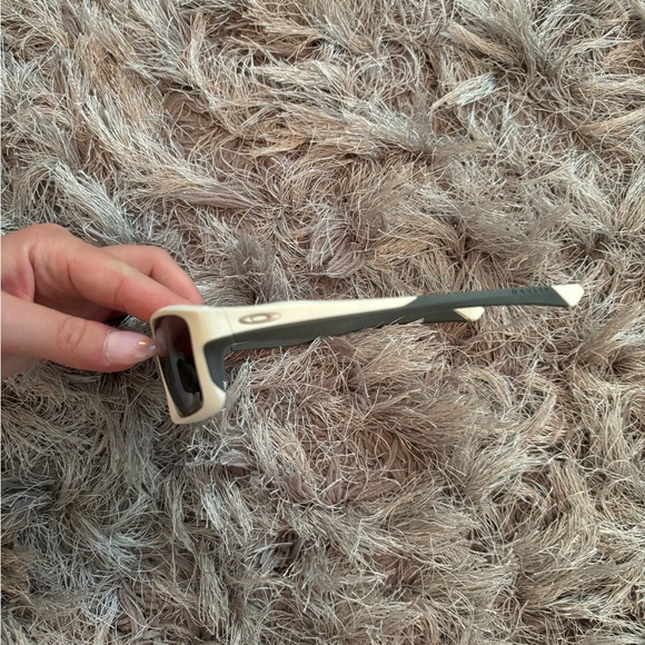 White and grey oakley sporty sunglasses! - Picture 4 of 4